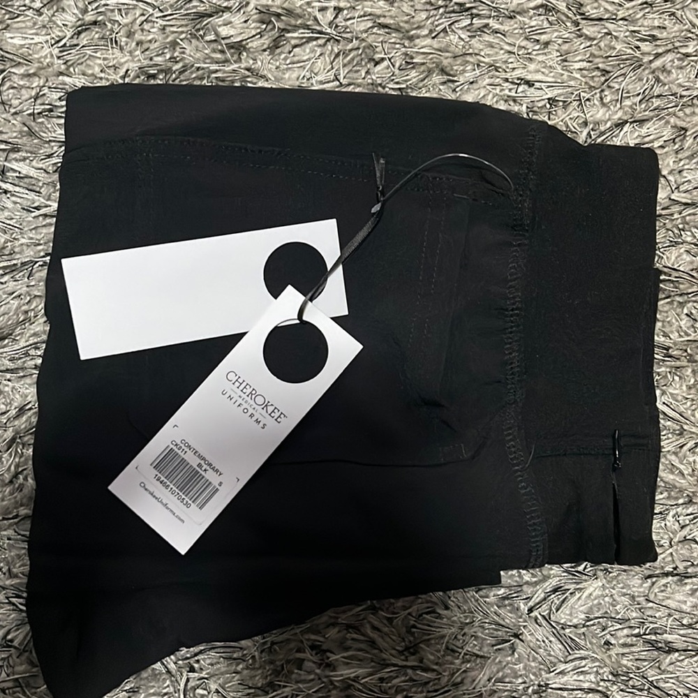 NWT Cherokee iflex jogger scrub pants. With zip pocket in the back.  Size small.